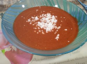 Una foto de Gazpacho de cerezas con bayas de goji y feta