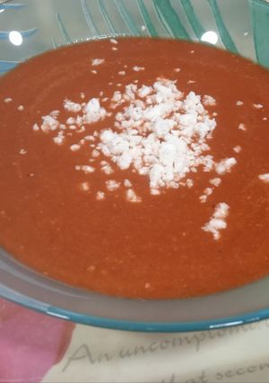 Una foto de Gazpacho de cerezas con bayas de goji y feta