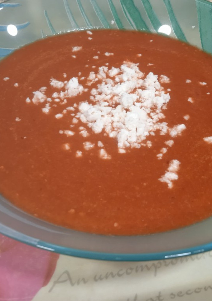 Una foto de Gazpacho de cerezas con bayas de goji y feta