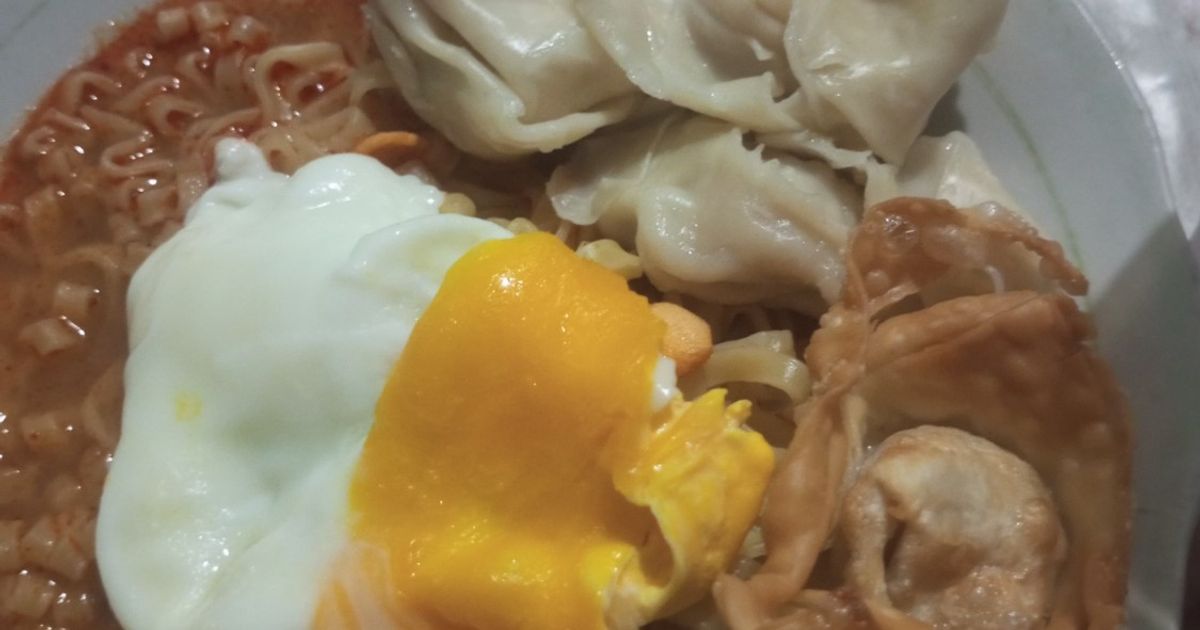 Mie instan kuah pedas toping telur setengah matang
