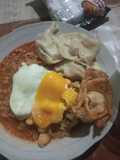 Mie instan kuah pedas toping telur setengah matang