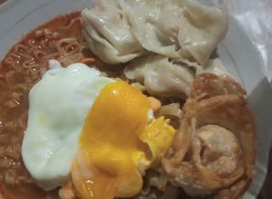 Foto resep Mie instan kuah pedas toping telur setengah matang