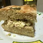 Sándwich de pollo en pan de focaccia (aceitunas)