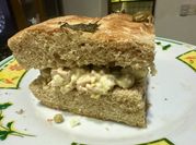 Una foto de sandwich aceituna