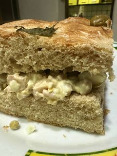 Una foto de Sándwich de pollo en pan de focaccia (aceitunas)