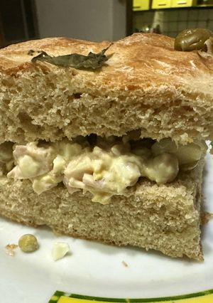 Una foto de Sándwich de pollo en pan de focaccia (aceitunas)