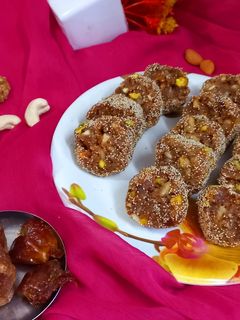 खजूर अंजीर रोल (Khajoor Anjeer Roll ki recipe in hindi) रेसिपी मुख्य फोटो