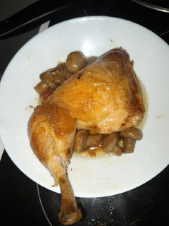 Una foto de Pollo al horno con guarnición de champiñones