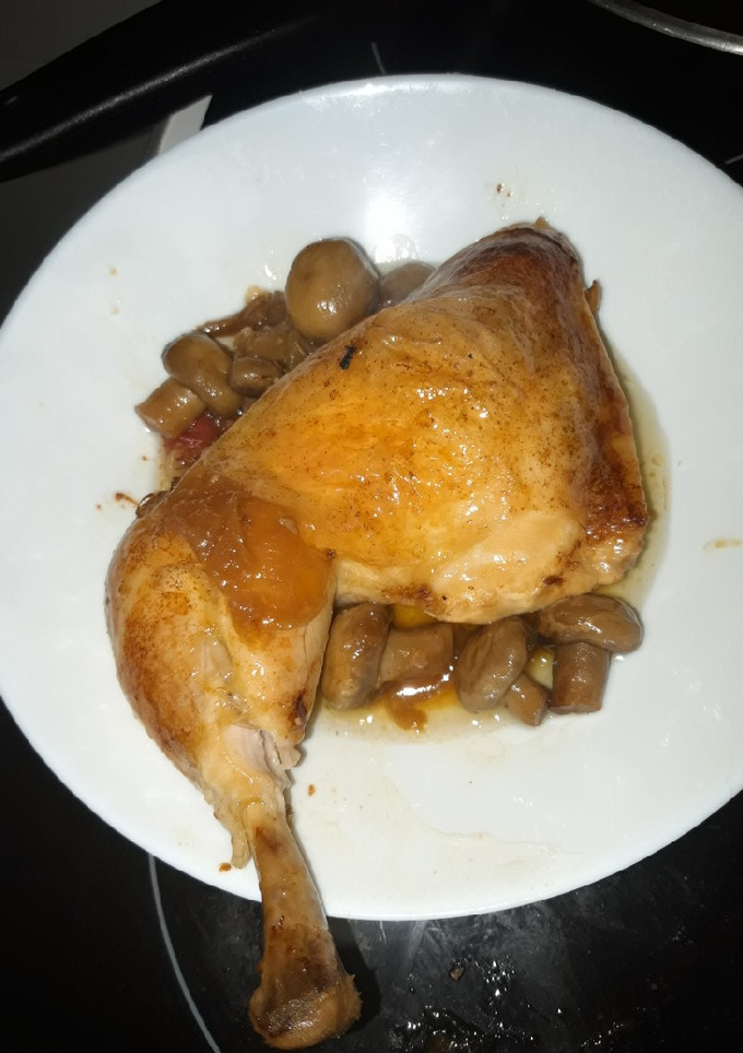 Una foto de Pollo al horno con guarnición de champiñones