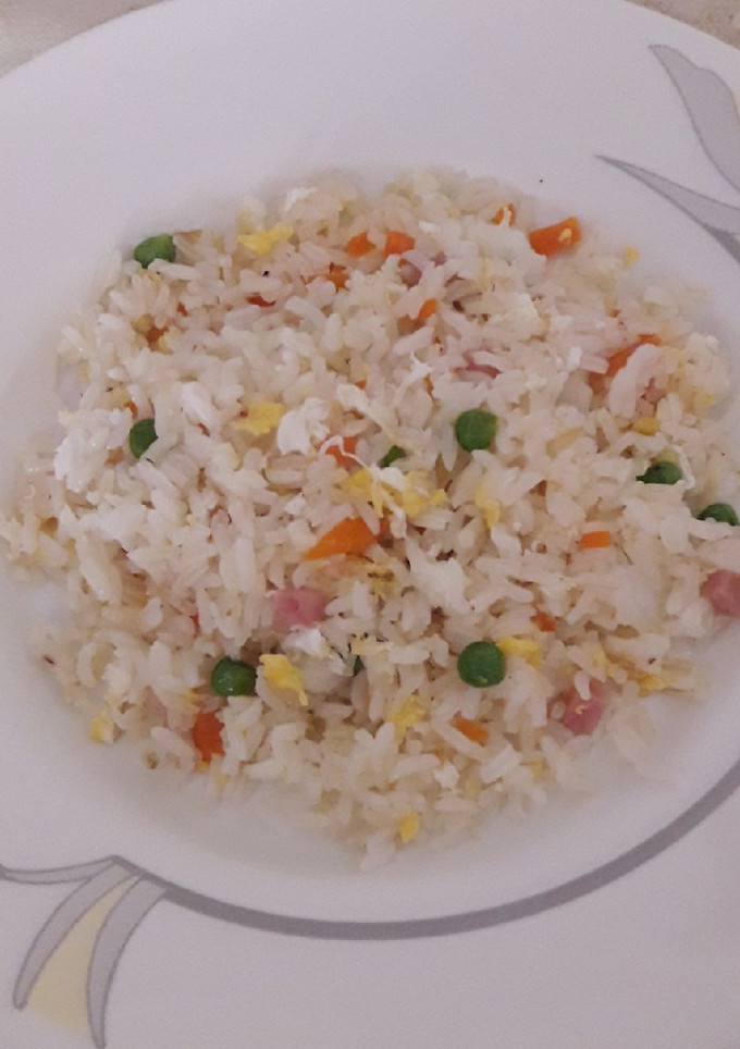 Una foto de Arroz frito tres delicias