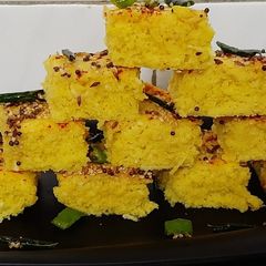 A picture of Mix Vati Dal's Lahsuni Khaman.