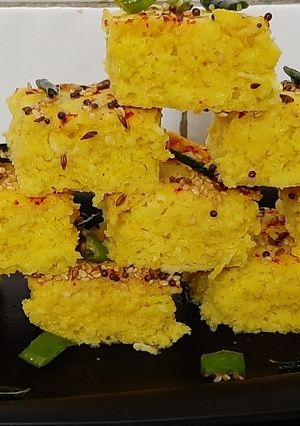 A picture of Mix Vati Dal's Lahsuni Khaman.