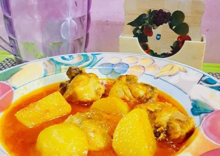 Recipe of Yummy ALoo chicken shorby wala