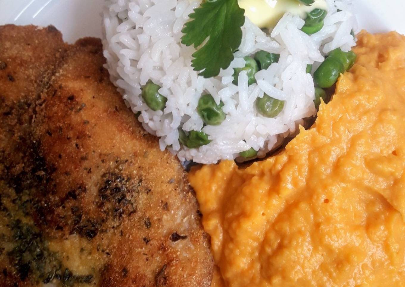 Puré de camote con pescado frito y arroz, blanco con alverjitas🇵🇪