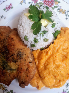 Una foto de Puré de camote con pescado frito y arroz, blanco con alverjitas🇵🇪