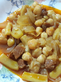 Una foto de Garbanzos encebollados con calamar y chorizo