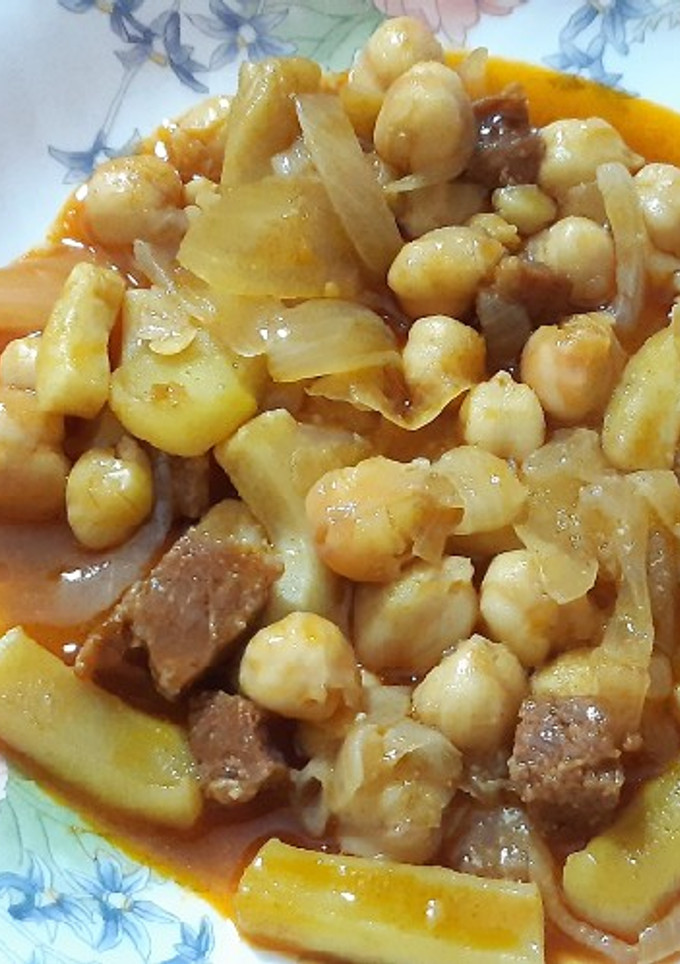 Una foto de Garbanzos encebollados con calamar y chorizo