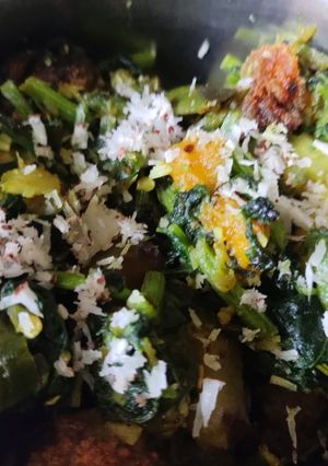 পালং শাকের ঘন্ট (Palak saager ghonto recipe in Bengali) রেসিপির প্রধান ছবি
