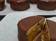 Una foto de glaseado de chocolate