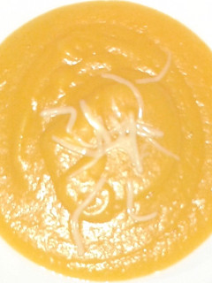 Una foto de Crema suave de calabaza y queso