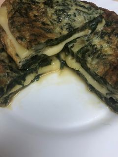 Una foto de 152. Tortilla de espinacas rellena de queso (picoteo)