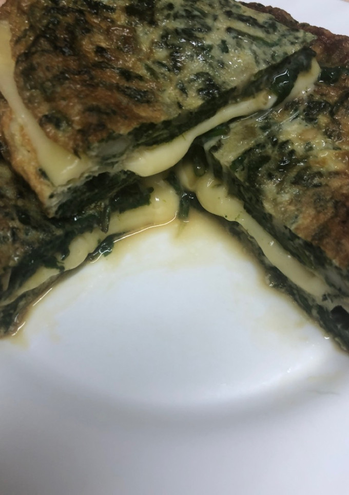 Una foto de 152. Tortilla de espinacas rellena de queso (picoteo)