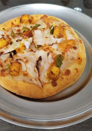 A picture of Paneer Tikka Pizza.