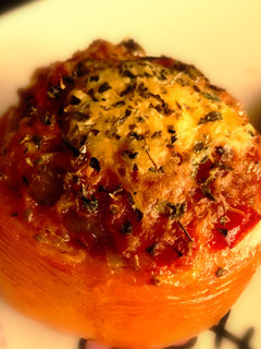 Una foto de Tomate Relleno de Pisto