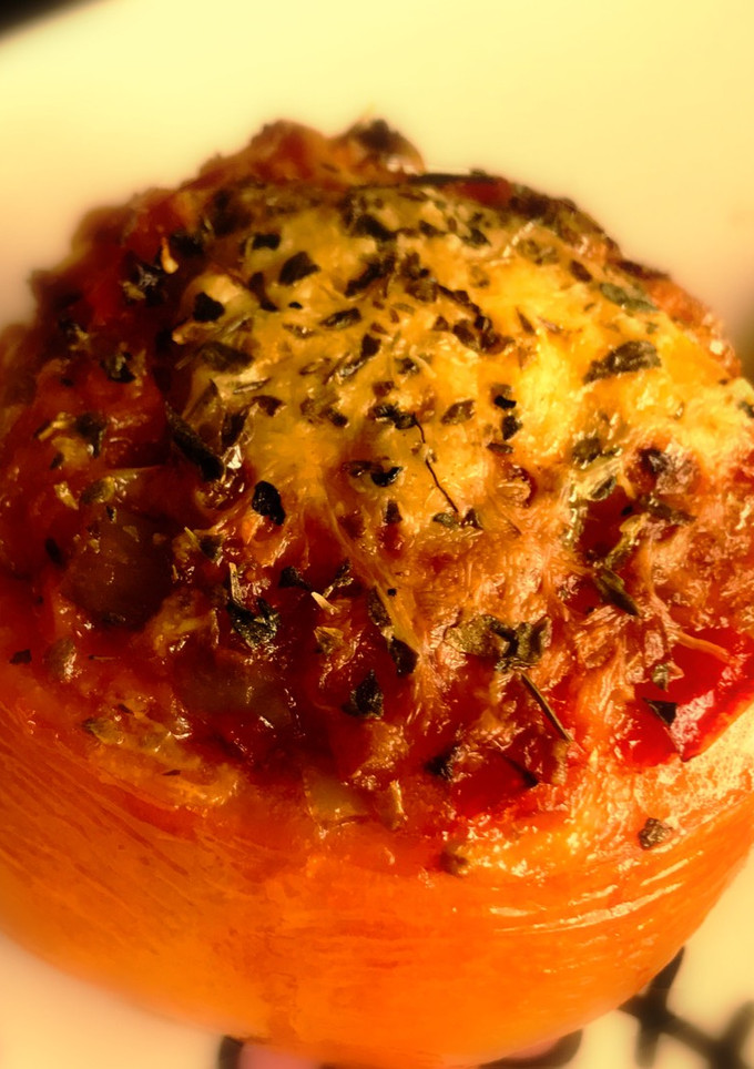 Una foto de Tomate Relleno de Pisto