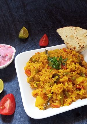 वेज मसाला चावल(VEG MASALA CHAWAL RECIPE IN HINDI) रेसिपी मुख्य फोटो