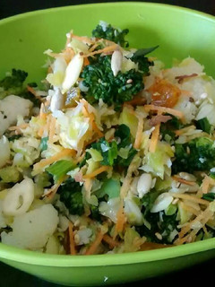 Una foto de Ensalada de col y semillas