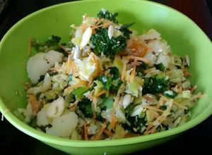 Una foto de Ensalada de col y semillas