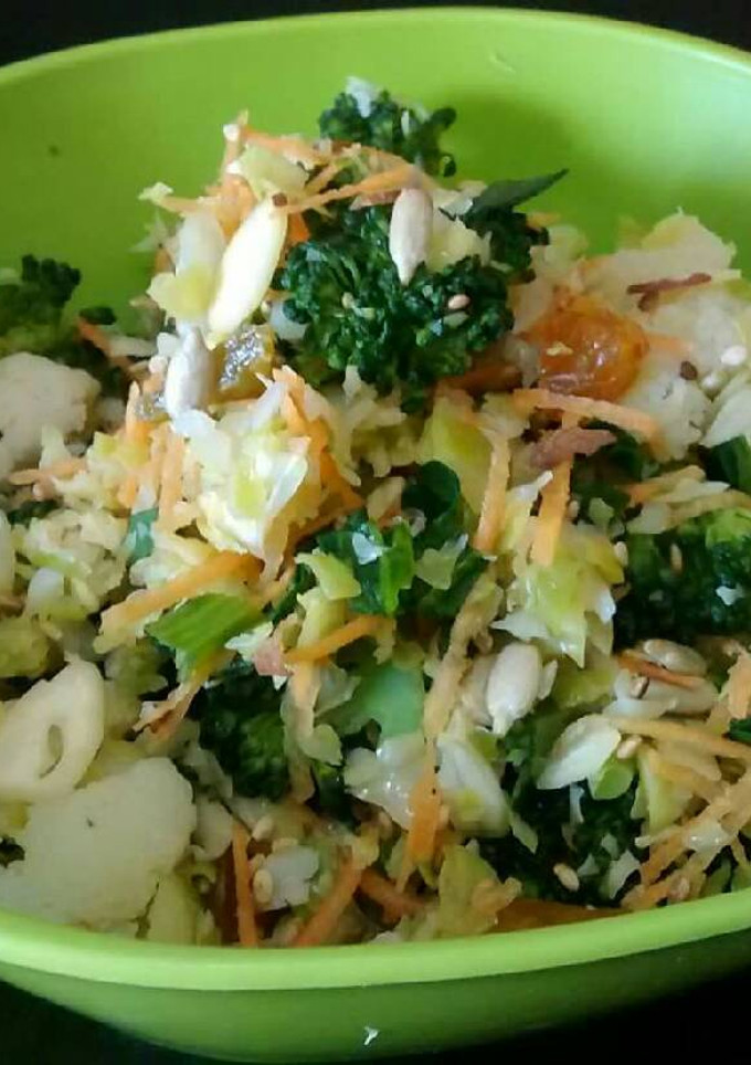 Una foto de Ensalada de col y semillas
