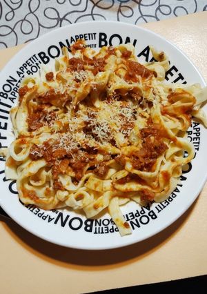 Una foto de Fideos caseros con salsa bolognesa