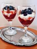 Copa de frutos rojos y queso mascarpone, en versión saludable 🫐🍓