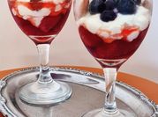 Una foto de copa mascarpone con frutos rojos