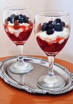 Una foto de Copa de frutos rojos y queso mascarpone, en versión saludable 🫐🍓