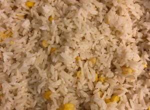 Una foto de Arroz blanco con choclito tierno