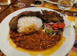 Una foto de Arroz con menestra y carne asada 🥩🍛