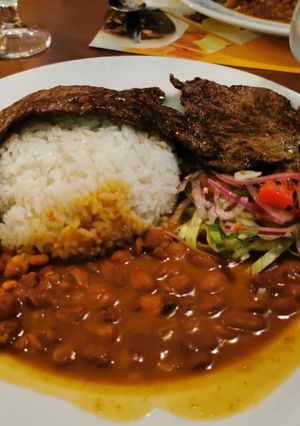 Una foto de Arroz con menestra y carne asada 🥩🍛