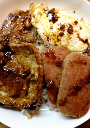 [港式料理] 超美味茶餐廳餐蛋豬扒飯 的食譜成品照片