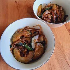 A picture of Soy bathed zucchini.