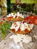 Tostadas con queso y algo más...un rico aperitivo 😋