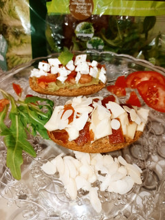 Una foto de Tostadas con queso y algo más...un rico aperitivo 😋