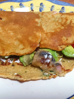 Una foto de Tortitas saladas de jamón York y champiñón rellenas de aguacate y tomate