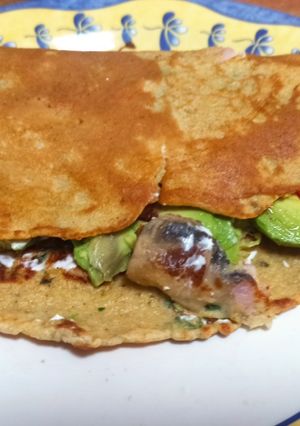 Foto principal de Tortitas saladas de jamón York y champiñón rellenas de aguacate y tomate