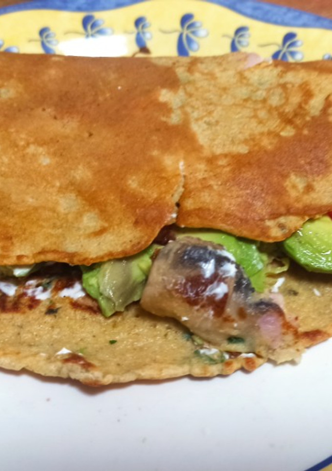 Una foto de Tortitas saladas de jamón York y champiñón rellenas de aguacate y tomate