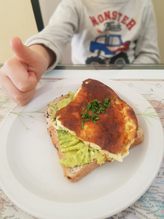 Una foto de Desayuno salado saludable 🥑🥚🧀