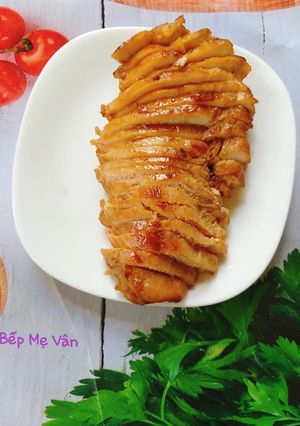 Hình của món Thịt ức gà áp chảo.