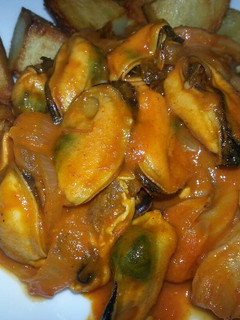 Una foto de Mejillones guisados con setas y cebolla